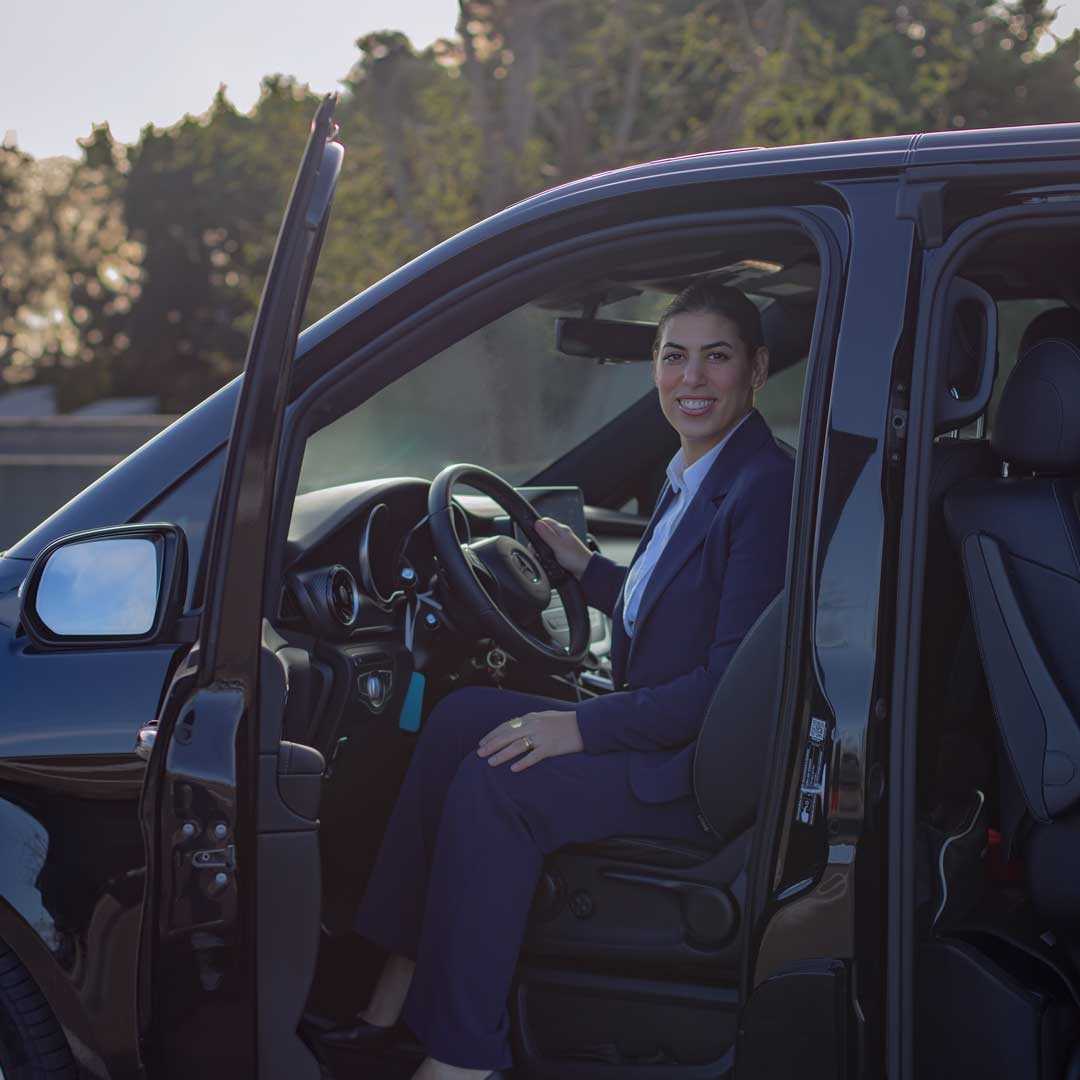 Nesrine Souied devant son van VTC 7 places Mercedes Nesrine FEmm Txi au départ de Chilly Mazarin
